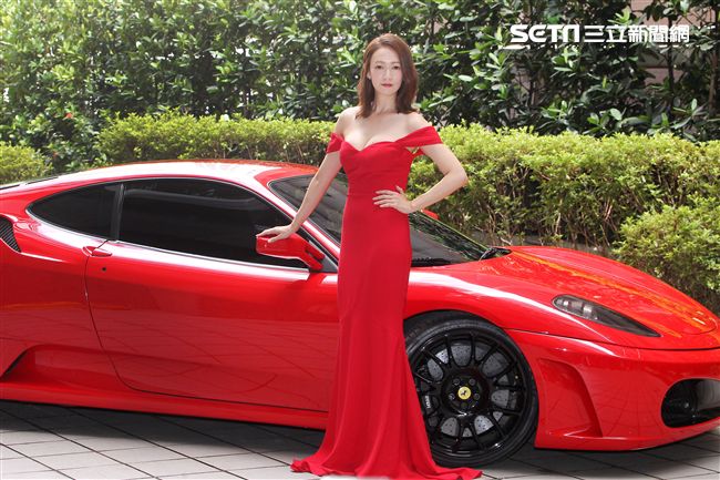 潘慧如性感火紅低胸爆乳洋裝千萬法拉利出場。（記者邱榮吉/攝影）