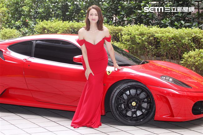 潘慧如性感火紅低胸爆乳洋裝千萬法拉利出場。（記者邱榮吉/攝影）