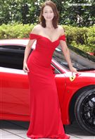 潘慧如性感火紅低胸爆乳洋裝千萬法拉利出場。（記者邱榮吉/攝影）