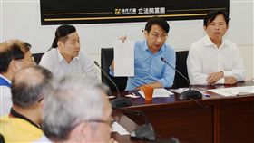 時力籲儘速通過勞動訴訟程序法時代力量黨主席黃國昌（右起）、立委徐永明及林昶佐2日與勞團成員在黨團辦公室召開記者會，呼籲儘速通過勞動訴訟程序法。中央社記者施宗暉攝　107年10月2日