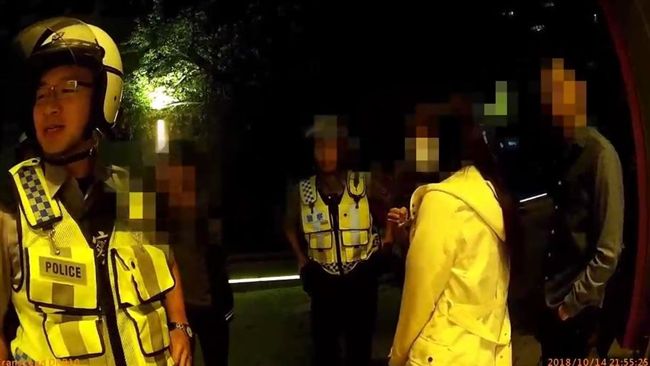 白目男搭訕正妹　她男友在後面很火大