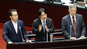 賴清德：有條件評估停建深澳電廠行政院長賴清德（中）5日列席立院總質詢時表示，若觀塘第三天然氣接收站順利興建，經濟部檢討天然氣發電的能源計畫後，若能滿足電力需求，行政院可以同意重新評估深澳電廠停建可行性。圖右為經濟部長沈榮津、左為環保署長李應元。中央社記者郭日曉攝　107年10月5日