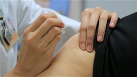 今年解禁  對蛋嚴重過敏者可打流感疫苗公費流感疫苗15日開打，過去對蛋的蛋白質嚴重過敏者，被列為流感疫苗的接種禁忌症，但國際文獻顯示，對蛋嚴重過敏者接種疫苗後出現嚴重過敏反應機率極低，今年起不再列為接種禁忌症。（台北榮民總醫院提供）中央社記者陳偉婷傳真  107年10月15日