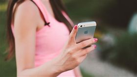 iPhone、手機、低頭族／pixabay