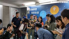 教育局主秘陳素慧說明同仁自殘

圖／記者葉立斌攝影