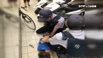 手持「萬人斬」尋仇　下秒遭奪刀壓制