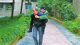 四川,孝順,背帶,母親,散步（圖／翻攝自封面新聞）
