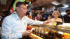 柯文哲逛西湖市場　悠遊卡支付（1）台北市長柯文哲（左）15日宣布，西湖市場2樓美食區悠遊卡支付系統正式上線，並親自到各攤商用悠遊卡支付美食費用。中央社記者鄭傑文攝　107年10月15日