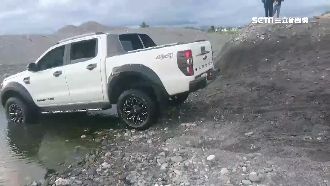 飆沙卻卡溪流…百萬新車受困全進水