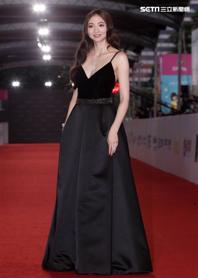 謝沛恩浪漫飄逸長捲髮，胸前深V設計搭配黑色細肩帶禮服，背後大露美背，相當優雅又有氣質，網友大讚，超正超美。（記者邱榮吉/攝影）