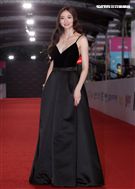 謝沛恩浪漫飄逸長捲髮，胸前深V設計搭配黑色細肩帶禮服，背後大露美背，相當優雅又有氣質，網友大讚，超正超美。（記者邱榮吉/攝影）