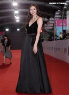 謝沛恩浪漫飄逸長捲髮，胸前深V設計搭配黑色細肩帶禮服，背後大露美背，相當優雅又有氣質，網友大讚，超正超美。（記者邱榮吉/攝影）