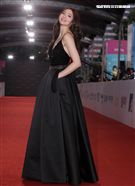 謝沛恩浪漫飄逸長捲髮，胸前深V設計搭配黑色細肩帶禮服，背後大露美背，相當優雅又有氣質，網友大讚，超正超美。（記者邱榮吉/攝影）