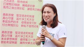 劉曉玫發表競選主題曲（2）民進黨花蓮縣長參選人劉曉玫15日公布競選主題曲「勇敢改變」，她說，當初看到歌詞眼淚就掉下來，歌詞中「黑夜翻轉，看見白晝」，寫的其實是花蓮當下的政治氛圍和她自己的心情。中央社記者李先鳳攝  107年10月15日