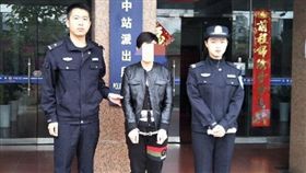 女嫌犯扮男裝躲警方　卻因「有點娘」露餡（圖／翻攝自華商報）