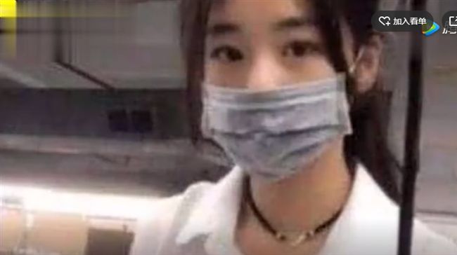 「最美工廠妹」摘口罩　網友崩潰毒舌