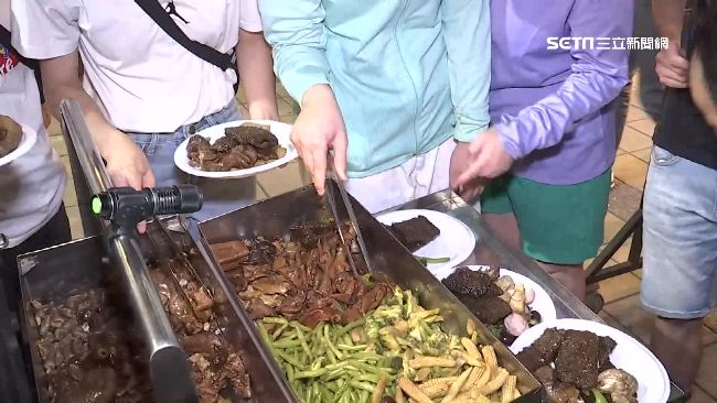 愛吃宵夜、吃飽就睡,也是造成短命的原因之一。(示意圖)