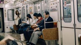 地鐵、乘客、車廂／pixabay