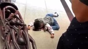 浙江,金華,木雕,壓死,攀爬,嬉戲,倒塌,家教,喪命,　圖／翻攝自微博　https://goo.gl/yBrKNw