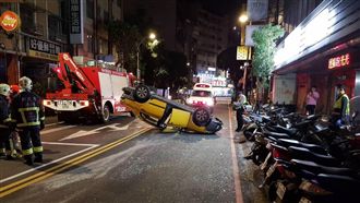 疑搶快闖紅燈相撞　計程車遭撞翻