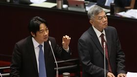 賴揆：中火2023年改燒天然氣　4部燃煤機組退場行政院長賴清德（左）12日在立法院表示，台中火力發電廠2023年天然氣機組上場後，第一到四號燃煤機組退場，僅留做緊急使用。右為經濟部長沈榮津。中央社記者鄭傑文攝　107年10月12日