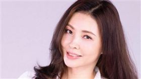 香港女星何如芸跟兩個兒子。(翻攝臉書)