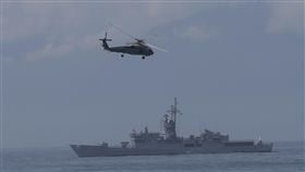 海軍作戰操演（2）總統蔡英文13日前往海軍蘇澳基地，進行國軍要港防衛與快速應變能力測考的視導行程。操演場景以假想敵空中、水面船團意圖進犯台灣領空、領海，並以特攻部隊意圖搶奪破壞蘇澳港重要防護目標為操演想定。中央社記者徐肇昌攝  107年4月13日