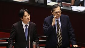 因應陸居住證　賴揆：本會期提法案很恰當對於中國大陸開放申辦「港澳台居民居住證」，行政院長賴清德（左）9日在立法院表示，陸委會還在研擬相關因應法案，這會期能將草案送到立法院審議，「是恰當的時間」，會請陸委會主委陳明通（右）努力。中央社記者張皓安攝　107年10月9日