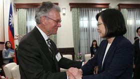 蔡總統接見美國進步中心主席達希爾總統蔡英文（前右）16日在總統府接見華府智庫「美國進步中心」學者專家訪問團，與美國進步中心主席達希爾（Thomas A. Daschle）（前左）握手致意。中央社記者鄭傑文攝　107年10月16日