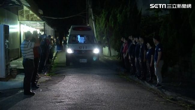 「一路好走」！同仁列隊送小隊長一程