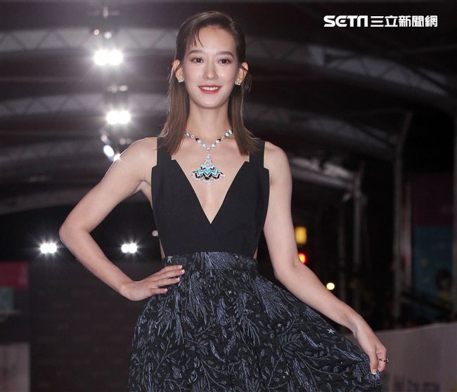 孟耿如一襲深V黑色禮服現身紅毯，大方秀出東西半球與美背，先前就喊話要力爭紅毯第一美的她，這回也是她出道以來尺度最大。（記者邱榮吉/攝影）