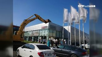 泡水車糾紛　怪手助陣目擊者驚呆