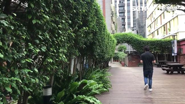 女大生漫步校園　變態醉漢耳旁吹氣