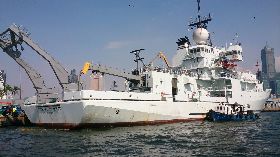 美海軍科研船進高雄港補給（2）