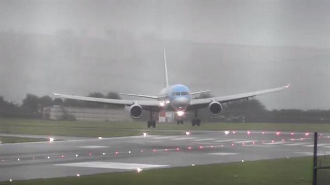 飛機降落遇強風　機師秀「蟹型降落」