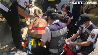 機車疑闖紅燈遭撞　卡車底被拖行命危