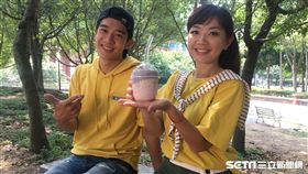 主持人喝著運用當季新鮮水果，以及豆漿優格、豆漿製程的熱門IG繽紛豆漿優格果昔。