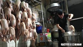 柯老闆每日例行工作，將中藥填塞入鴨，再淋上特製秘方醬汁。