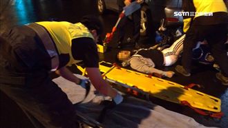 騎士擋車扔酒瓶挑釁　轉眼糗自撞摔車