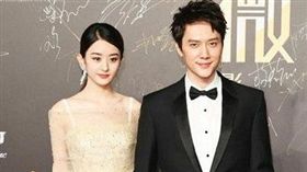 市場分析：趙麗穎與馮紹峰兩人宣布婚訊，猶如兩家A股公司合併。（圖／翻攝自新浪娛樂微博）