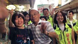 蘇貞昌市場拜票 攤販送鳳梨、爭握手