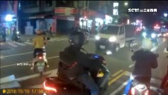 誰家長輩快認領！阿伯逆衝車陣大轉彎