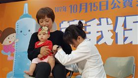 流感疫情在低點但已17人重症  快打疫苗衛福部疾管署疫情中心主任劉定萍16日在疫情週報表示，流感疫情仍在低點，但從10月至今已有17例流感併發重症病例，感染型別以H3N2為多。提醒民眾應盡快施打流感疫苗。中央社記者陳偉婷攝  107年10月16日