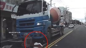 超狂行人穿越馬路！險遭大車輾過