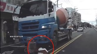 行人綠燈狂衝！遭起步水泥車吃進車底