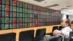 電子權值股領漲  台股反彈雖然美股依舊出現545點的大跌，但亞股12日普遍跌幅收斂，台股則因短線超跌，在電子權值股帶領下漲勢擴大，人氣指標被動元件、矽晶圓也有買盤進駐。中央社記者吳家昇攝  107年10月12日