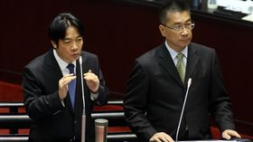 遠雄自貿港傳槍毒走私  賴清德：管理的確有漏洞行政院長賴清德（左）16日在立法院表示，遠雄自由貿易港區管理的確有漏洞，已請警政署加強監管、監控；內政部長徐國勇（右）說，包括會加強園區巡邏、管理，也會要求海關加強貨物安檢。中央社記者郭日曉攝  107年10月16日