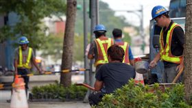 基本工資審議會決議　月薪時薪都調升（2）勞動部16日召開第33次基本工資審議委員會，歷經長達9小時會議後作出決議，預計自108年1月1日起，月薪部分調漲至新台幣2萬3100元、時薪調至150元，仍需提報行政院決定。圖為北市街頭勞工辛勤工作情形。中央社記者孫仲達攝　107年8月16日