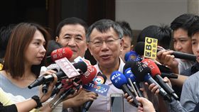 回應辯論　柯文哲批丁姚整天吃飽閒閒沒事台北市長柯文哲（中）14日表示，國民黨台北市長參選人丁守中與民進黨台北市長參選人姚文智整天吃飽閒閒沒事，只要忙選舉就好，他還要忙市政，11月8日前不能參加辯論，請假後就能專心於選舉。中央社記者孫仲達攝  107年10月14日