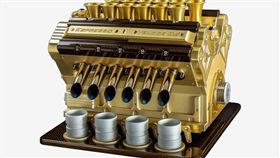 Espresso Veloce Royale 01 V12引擎咖啡機。（圖／翻攝網站）